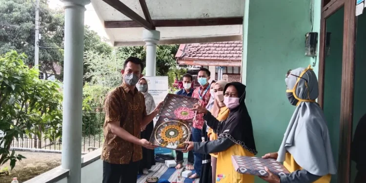 perempuan - Wadah Pemberdayaan Perempuan, Komunitas Rajut Nenjap Dapat Dukungan Paragon dan Human Initiative