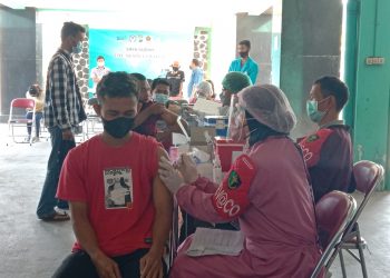  Peserta vaksinasi COVID-19 menjalani proses vaksinasi di Kampus IBU Kota Malang. Foto: M Sholeh