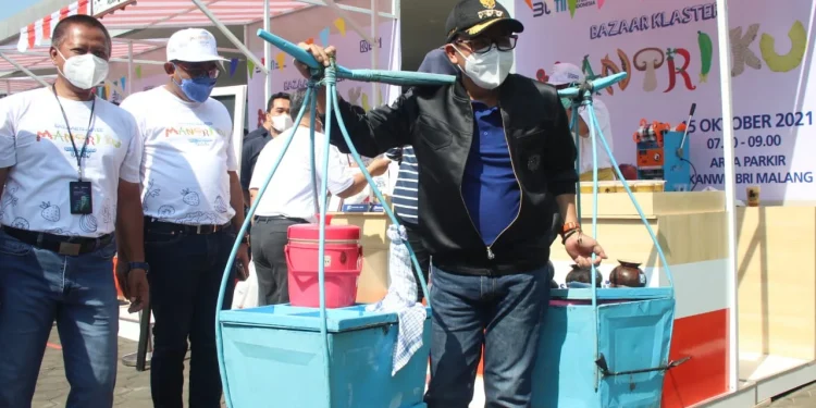 Wali Kota Malang, Sutiaji saat meninjau Bazaar Klaster Mantriku di halaman BRI Kanwil Malang. Foto: dok