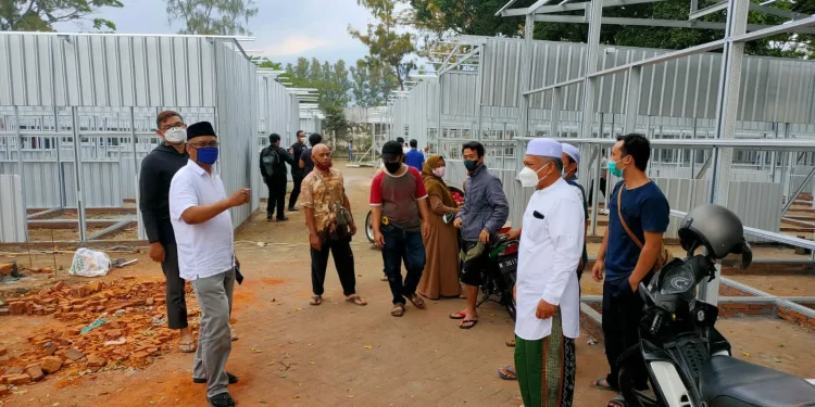 Sejumlah pedagang Pasar Besar Batu saat mendatangi dan meninjau bedak yang akan mereka tempati selama 1,5 tahun ke depan di kawasan Stadion Brantas, pada Jumat (15/10/2021). Foto: Ulul Azmy
