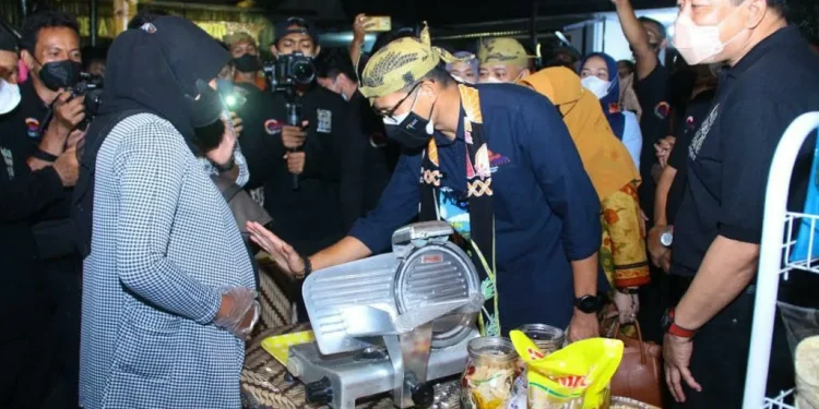 Menparekraf, Sandiaga Uno saat melihat UMKM Kripik Tempe di Desa Wisata Sanankerto, Kecamatan Turen, Kabupaten Malang, pada Jumat (15/10/2021). Foto: dok