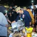 Sandiaga Uno Elus Perut Ibu Hamil Pelaku UMKM Keripik Tempe di Turen