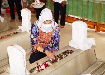 Wali Kota Batu, Dewanti Rumpoko melakukan tradisi ziarah ke makam para leluhur Kota Batu, pada Jumat (15/10/2021). Foto: Diskominfo KWB