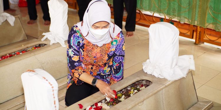 Wali Kota Batu, Dewanti Rumpoko melakukan tradisi ziarah ke makam para leluhur Kota Batu, pada Jumat (15/10/2021). Foto: Diskominfo KWB