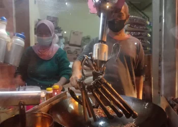 Penjual Nasgor di Kedungkandang Aduk Nasi Pakai Mesin karena Lengannya Patah