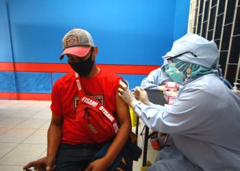 Penyaluran vaksin COVID-19 bagi masyarakat di Kota Malang. Foto: Rubianto