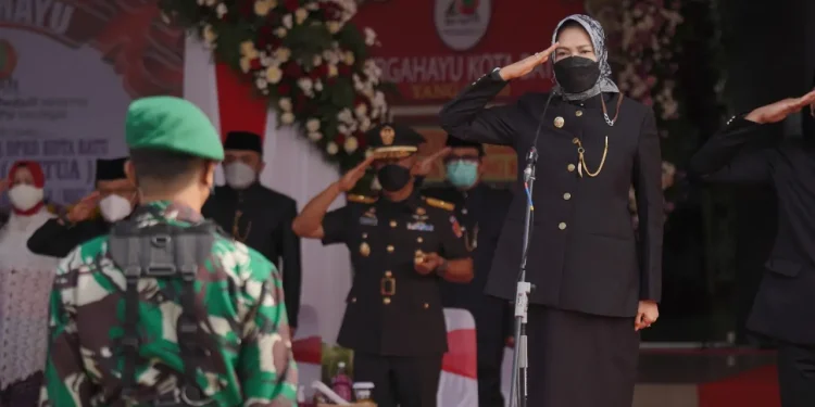 Wali Kota Batu, Dewanti Rumpoko saat memimpin Upacara Hari Jadi ke-20 Kota Batu di Halaman Balai Kota Among Tani, pada Minggu (17/10/2021). Foto: Pemkot Batu