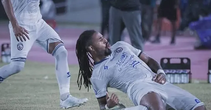 Selebrasi Carlos Fortes usai mencetak gol pertama untuk keunggulan Arema FC. Foto: dok Arema FC