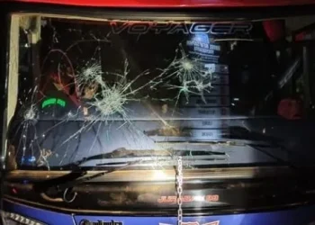 arema - Bus Arema FC Diserang, Kaca Depan dan Samping Pecah