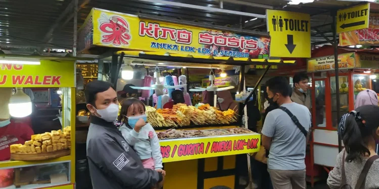 jajanan - Berburu Aneka Jajanan Enak di Pasar Laron
