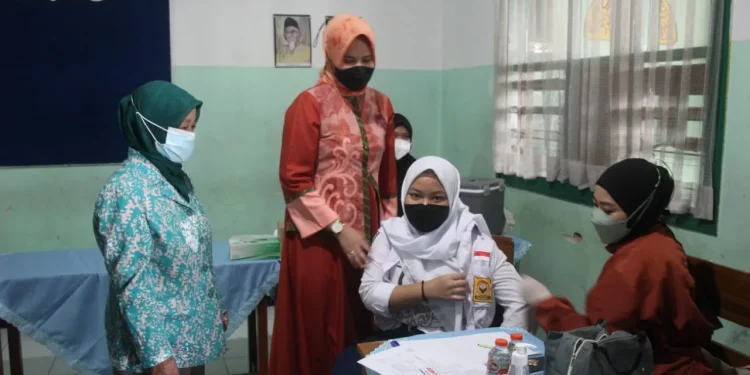 Serbuan Vaksinasi COVID-19 oleh Yayasan Kartika Jaya Koordinator XL Kodim 0833 Cabang IV Brawijaya. Foto: Rubianto