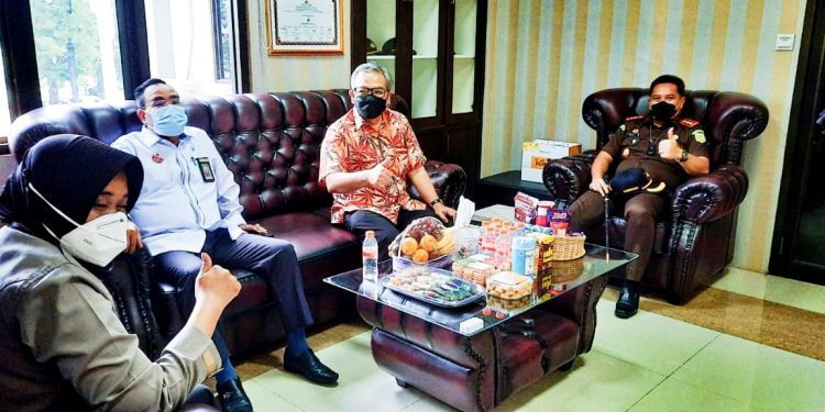 Dr Aqua Dwipayana bersama Kapolres Subang AKBP Sumarni (kiri), Ketua Pengadilan Negeri Subang Agus Hamzah (dua dari kiri), dan Kepala Kejaksanaan Negeri Subang I Wayan Sumertayasa (paling kanan). Foto: dok