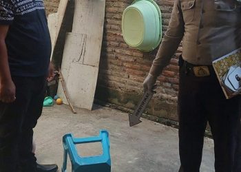 Petugas melakukan olah TKP kejadian gantung diri di Kecamatan Pakis, Kabupaten Malang. Foto: Polsek Pakis