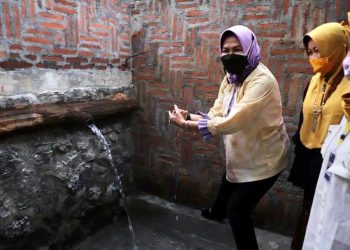 Wali Kota Batu, Dewanti Rumpoko saat mengunjungi sumber mata air baru benama Rembyung di Dusun Krajan, Bumiaji, Kota Batu. Foto: Prokopim KWB