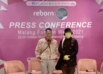 Creative Director Alder, El (kanan) tampil dengam wajah tertutup dalam press conference Malang Fashion Week 2021. Foto: M Sholeh