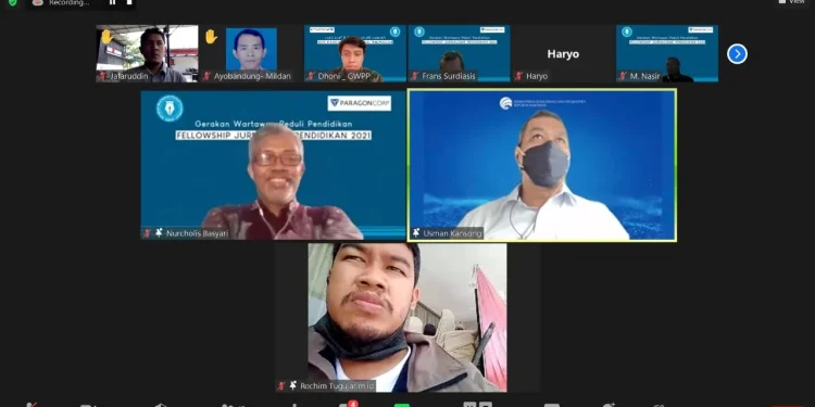 Direktur Jenderal Informasi dan Komunikasi Publik Kementerian Kominfo RI, Usman Kansong (kanan atas) saat memberikan materi di pelatihan jurnalistik dan Fellowship Jurnalisme Pendidikan (FJP) 2021 Batch III yang diselenggarakan oleh Gerakan Wartawan Peduli Pendidikan (GWPP) bekerja sama dengan PT Paragon Technology and Innovation. Foto: tangkapan layar