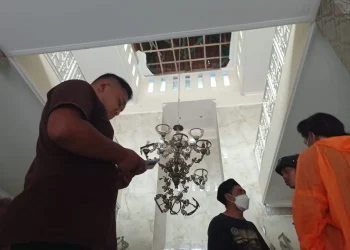 petir - Tersambar Petir, Atap Masjid Al Barokah di Sukun Ambrol