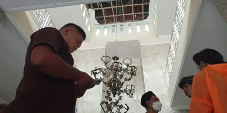 petir - Tersambar Petir, Atap Masjid Al Barokah di Sukun Ambrol