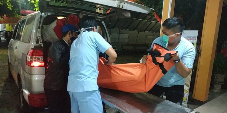 Jenazah korban dibawa ke ruang forensik RSSA Malang. Foto: istimewa