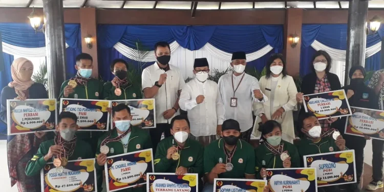 Penyerahan apresiasi secara simbolis kepada atlet berprestasi Kota Malang. Foto: M Sholeh