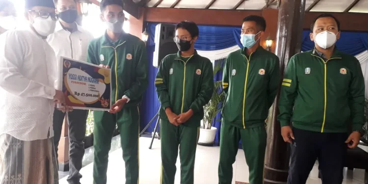 Wali Kota Malang, Sutiaji menyerahkan hadiah kepada atlet Kota Malang peraih medali di PON XX Papua. Foto: M Sholeh