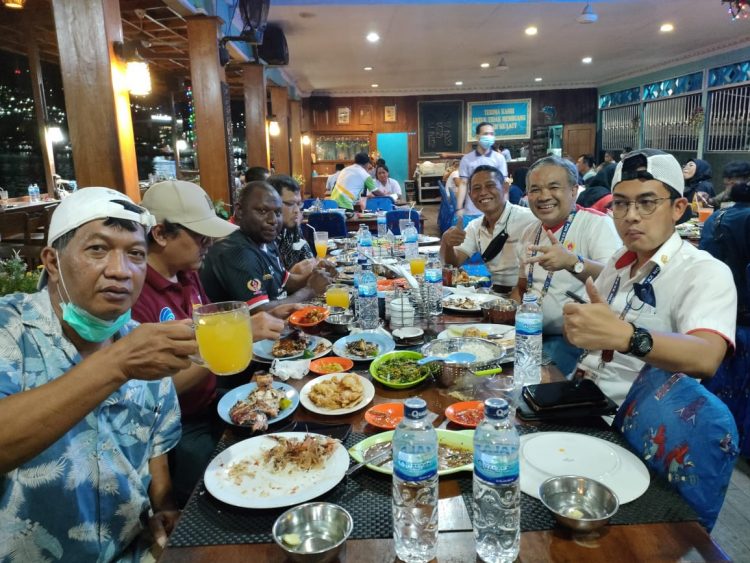 Jamuan makan malam Dr Aqua Dwipayana kepada teman-teman yang bertugas di Media Center Kominfo. Foto: dok