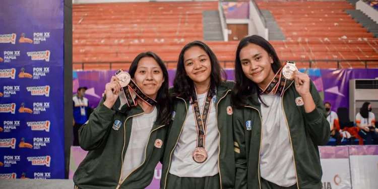 rumah - Dari Menginap di Rumah Warga hingga Ngepel Lapangan untuk Latihan