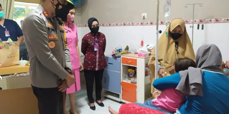 Kapolres Batu, AKBP I Nyoman Yogi Hermawan saat mengunjungi balita korban kasus penganiayaan di RS Hasta Brata Kota Batu, pada Jumat (29/10/2021). Foto: Polres Batu