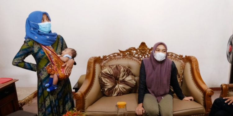 Ibu Ali, Luluk Zuraida (kiri) bersama istri Ali, Rani (duduk), saat ditemui di kediamannya di Kota Batu. Foto: Ulul Azmy