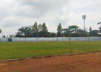 Lapangan Stadion Brantas Kota Batu yang sudah dipatok-patok dan akan dialihfungsikan menjadi tempat relokasi pedagang. Foto: istimewa