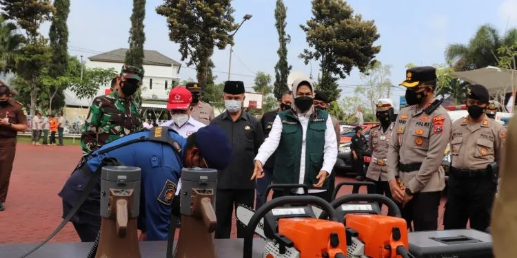 Wali Kota Batu Dewanti Rumpoko saat mengecek sejumlah peralatan SAR sebagai bentuk kesiapsiagaan menghadapi potensi bencana alam, Senin (25/10/2021). Foto/Polres Batu