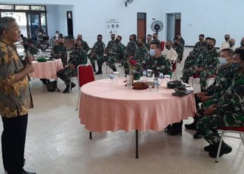 Konsultan komunikasi, Aqua Dwipayana (kiri) memberikan motivasi kepada para prajurit Korem 074/Warastratama, Senin (1/2/2021). Foto: dok