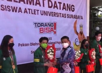 Dr Benny Lianto, Rektor Ubaya memberikan apresiasi kepada mahasiswa yang meraih medali di ajang PON XX Papua saat acara penyambutan di kampus setempat, Selasa (19/10/2021).
