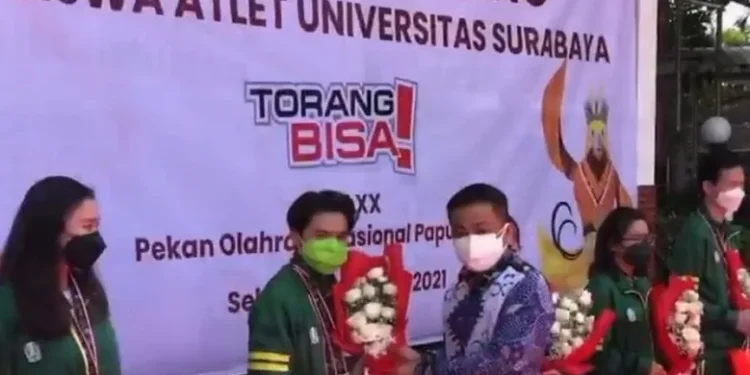 Dr Benny Lianto, Rektor Ubaya memberikan apresiasi kepada mahasiswa yang meraih medali di ajang PON XX Papua saat acara penyambutan di kampus setempat, Selasa (19/10/2021).