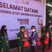 Dr Benny Lianto, Rektor Ubaya memberikan apresiasi kepada mahasiswa yang meraih medali di ajang PON XX Papua saat acara penyambutan di kampus setempat, Selasa (19/10/2021).