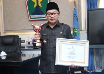 Wali Kota Malang, Drs. H. Sutiaji, menunjukkan piala dan sertifikat penghargaan Anugerah Parahita Ekapraya (APE) tingkat pratama, Rabu (13/10/2021)