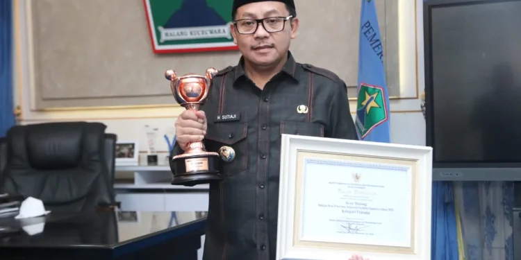 Wali Kota Malang, Drs. H. Sutiaji, menunjukkan piala dan sertifikat penghargaan Anugerah Parahita Ekapraya (APE) tingkat pratama, Rabu (13/10/2021)