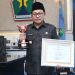 Wali Kota Malang, Drs. H. Sutiaji, menunjukkan piala dan sertifikat penghargaan Anugerah Parahita Ekapraya (APE) tingkat pratama, Rabu (13/10/2021)