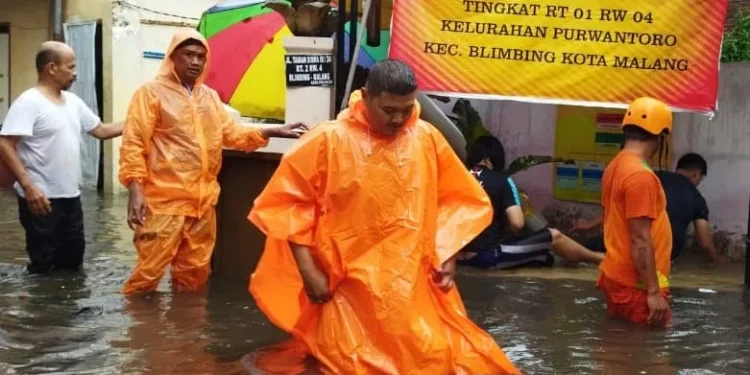 sejumlah tempat di Kota Malang tertimpa banjir setelah turun hujan deras.