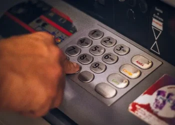 Ilustrasi saat melakukan transaksi di mesin ATM.