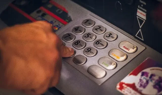 Ilustrasi saat melakukan transaksi di mesin ATM.
