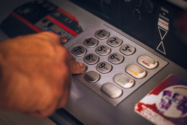 Ilustrasi saat melakukan transaksi di mesin ATM.