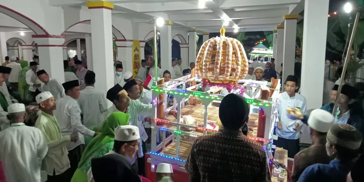 Arak-arakan kereta buah peringatan maulid Nabi