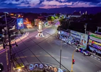 Pemandangan malam hari dari udara Tugu Parasamya Purnakarya Nugraha di perempatan Penceng Kabupaten Pacitan/tugu malang