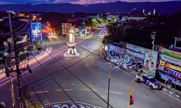 Pemandangan malam hari dari udara Tugu Parasamya Purnakarya Nugraha di perempatan Penceng Kabupaten Pacitan/tugu malang