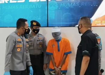 Wahyu K (25), pelaku penganiayaan Balita di Kota Baru saat diinterogasi oleh polisi pada Rabu (27/10/2021)