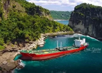 Kapal tanker Alisa XVII yang kandas di perairan Pantai Pikatan Pacitan. /tugu malang