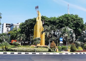 Monumen Bambung Runcing di Jalan Panglima Sudirman Kota Surabaya./tugu malang