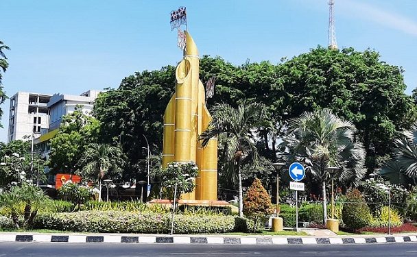Monumen Bambung Runcing di Jalan Panglima Sudirman Kota Surabaya./tugu malang