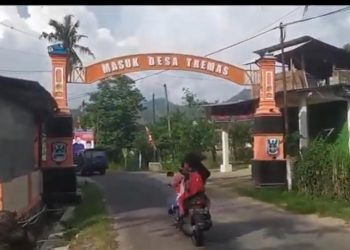 Pintu gerbang Desa Tremas, Kecamatan Arjosari, Kabupaten Pacitan./tugu malang
